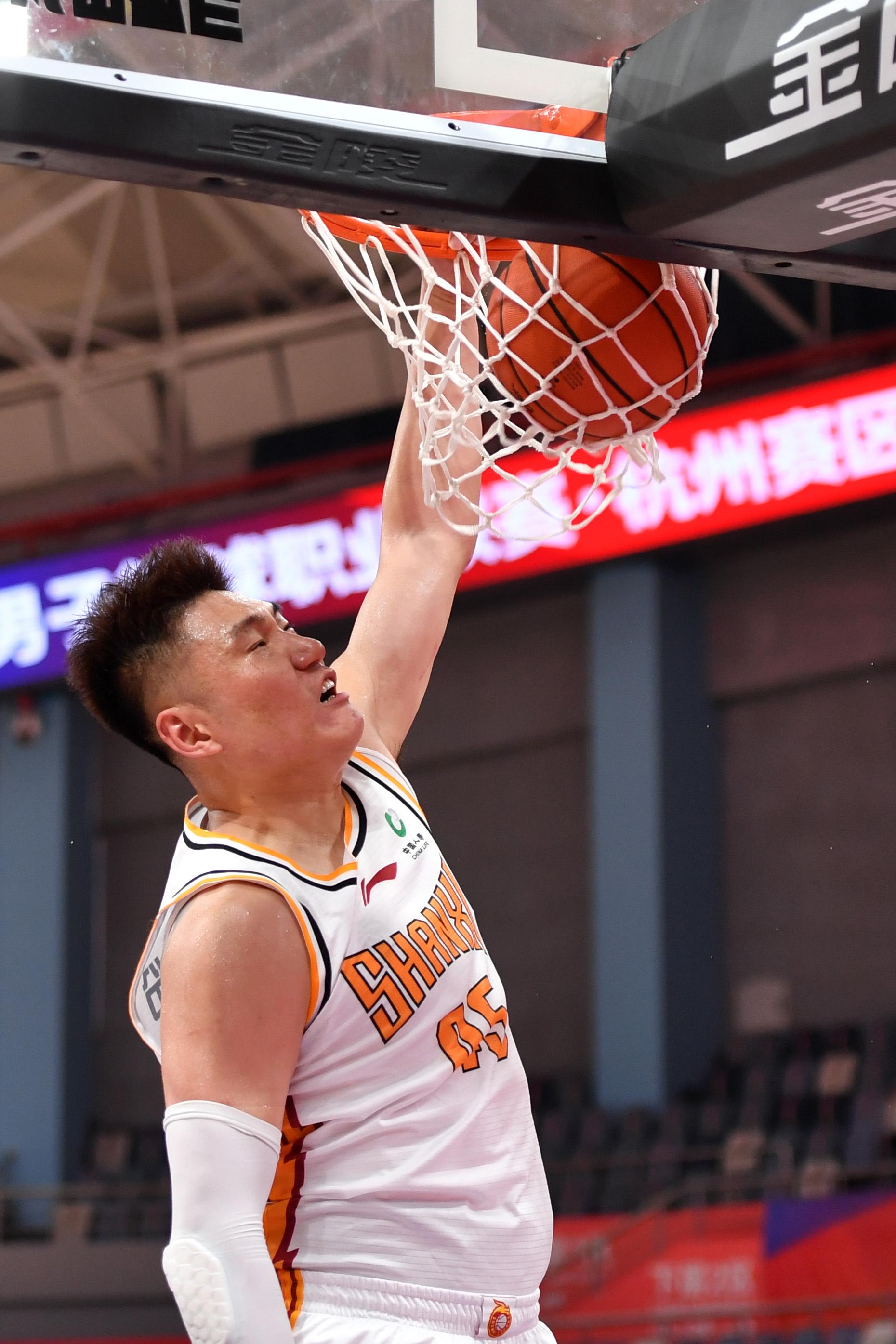 关于费耶诺德训练开放日；窗口期更衣室发声引欢呼；CBA常规赛在即；训练强度明显提升的信息